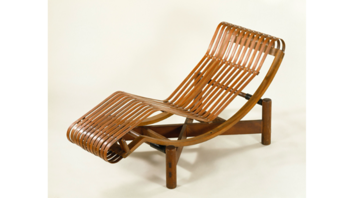 Ein Chaise Longe aus braunem Holz