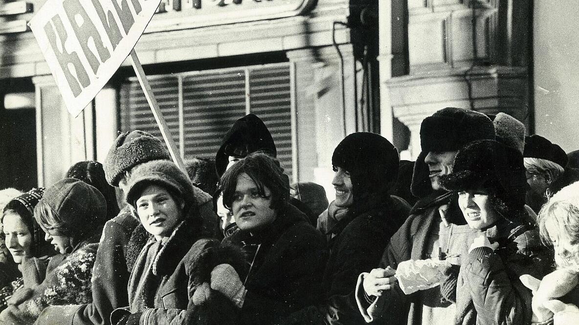 Schwarz-Weiß Bild von mehreren jungen Menschen, die demonstrieren.