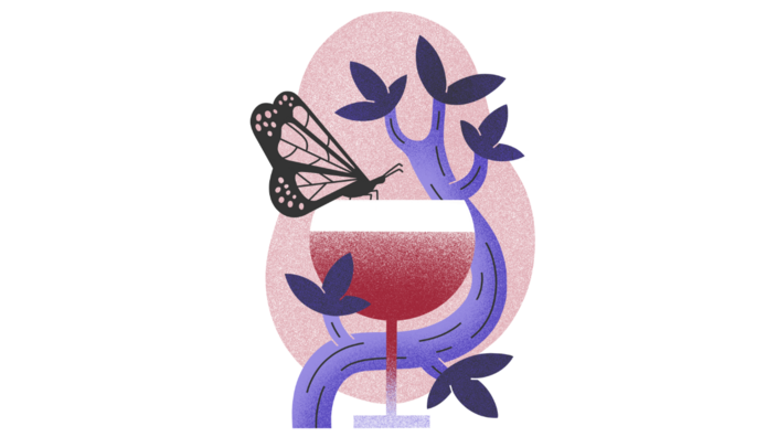 Ein Glas Wein, darauf sitzt ein Schmetterling, ein Zweig windet sich darum.