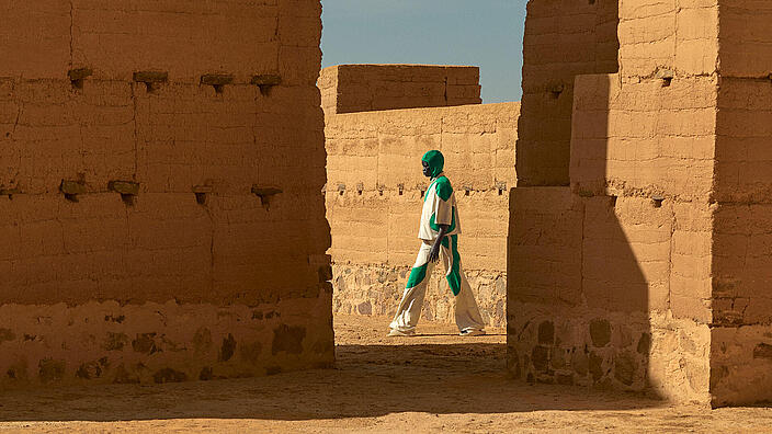 Mann läuft in der Wüste