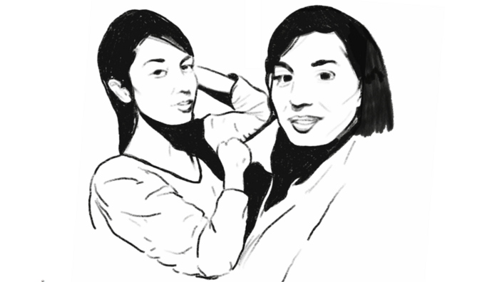 Ein Porträt von zwei jungen Frauen. Ihre Oberkörper sind einander zugewandt. Beide sehen den Betrachter freundlich an.