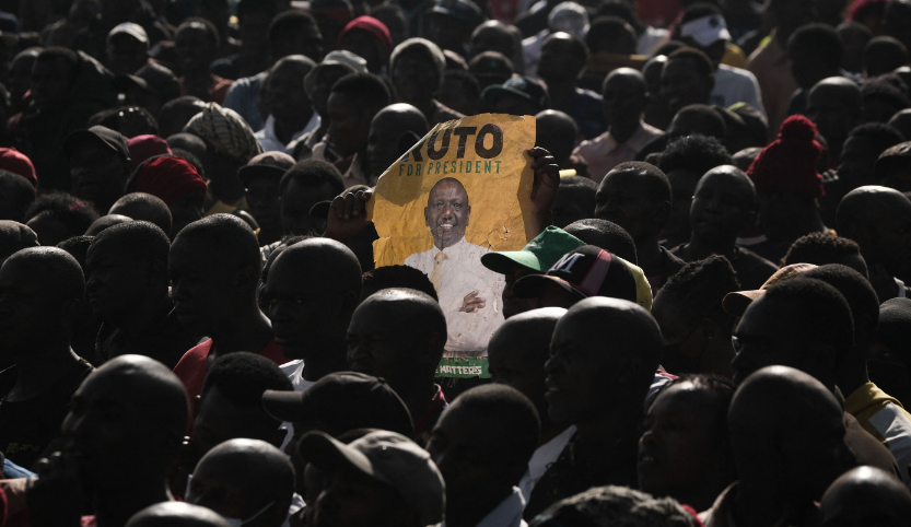 Eine Menge an Hinterköpfen, mittendrin ein Wahlplakat mit dem Gesicht von William Ruto und dem Spruch RUTO FOR PRESIDENT.