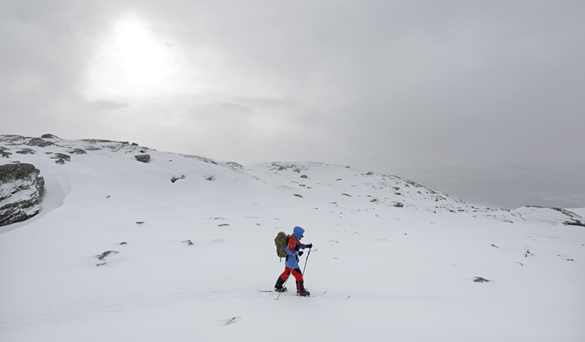 Skifahrer beim Training für eine Expedition zum Südpol in Finse, Norwegen, 2012