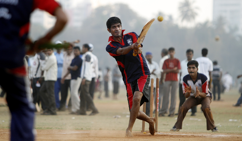 Cricketspieler im Freizeitpark Oval Maidan in Mumbai, Indien, 2011