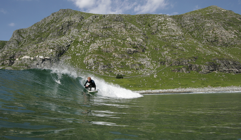 Surfer am Strand von Ervik, Norwegen, 2005
