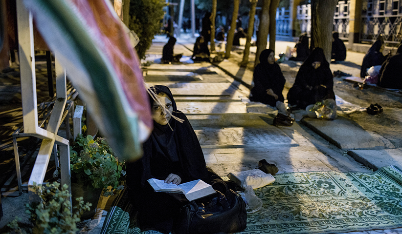 Eine Frau mit Koran auf dem Friedhof Behesht-e Zahra, dem größten Friedhof Irans bei Teheran, 2013