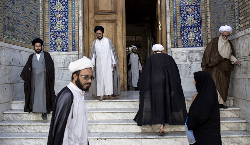 Muslimische Geistliche beim Verlassen einer Moschee in Qom, 2013
