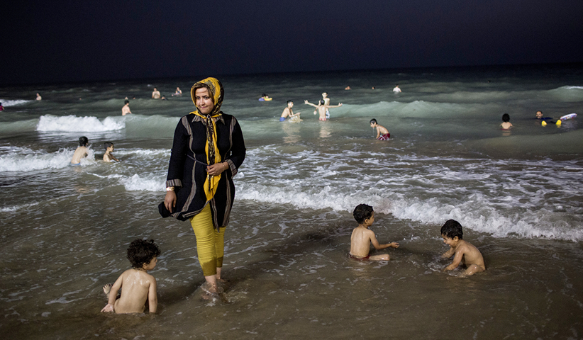 Frau und Kinder am Persischen Golf in der Provinz Buschehr, 2013