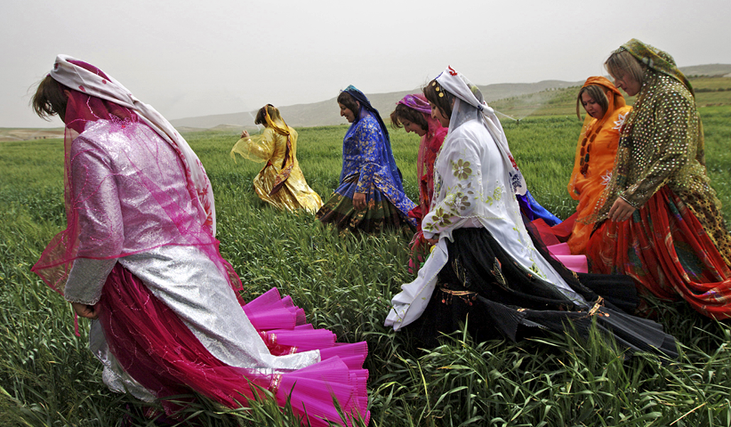 Kaschghai-Frauen auf dem Weg zu einer Hochzeit. Die Kaschghai sind ein Stammesverband im Süden Irans. Firuzabad, 2009