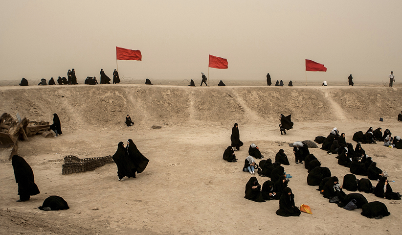 Angehörige von Männern, die im Iran-Irak-Krieg getötet wurden, beten an einer Gedenkstätte nahe der irakischen Grenze. Chuzestan, 2009