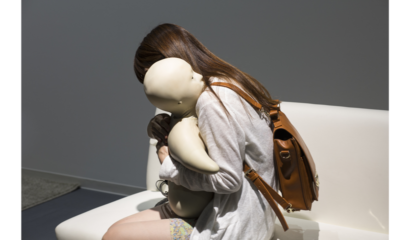 Besucher interagieren im japanischen Nationalmuseum für Zukunftsforschung und Innovation mit „Telenoiden“. Diese Roboter imitieren emotionale Bedürfnisse von Babys
