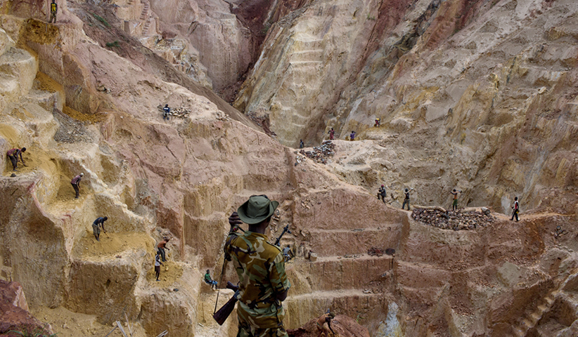 Die Ndassima-Goldmine in Bambari wurde während der gewalttätigen Konflikte 2013 von der kanadischen Firma Axim aufgegeben. Seitdem befindet sich die Mine in der Hand von Milizen. 15 Kilogramm Gold pro Monat werden hier illegal abgebaut