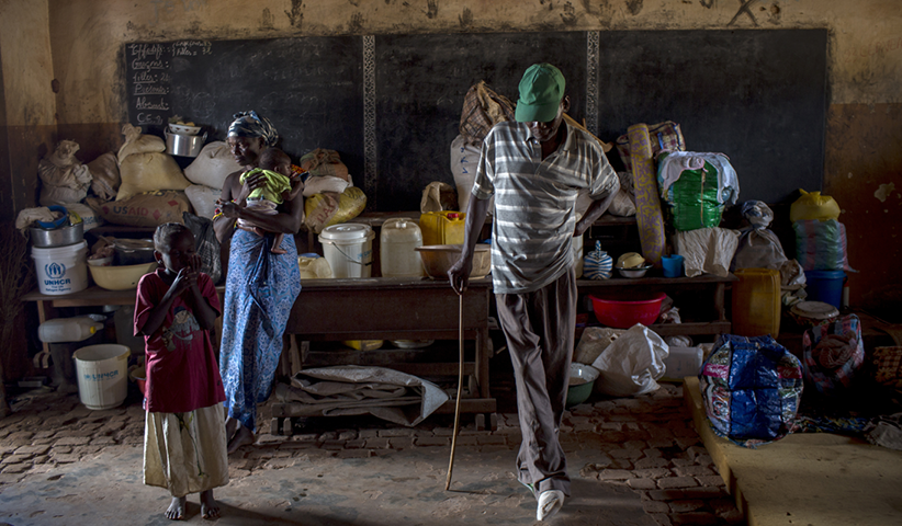 Eine geflüchtete Familie hat in einem ehemaligen Klassenzimmer der Schule Notre Dame des Victoires in Bambari Zuflucht gefunden