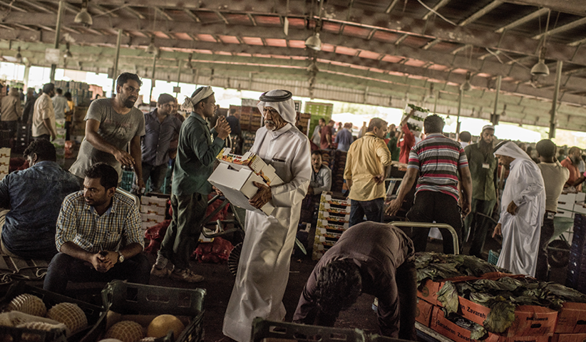 Auf dem zentralen Markt in Doha sind die Preise für Obst und Gemüse seit der Verhängung des Wirtschaftsembargos gegen Katar deutlich gestiegen