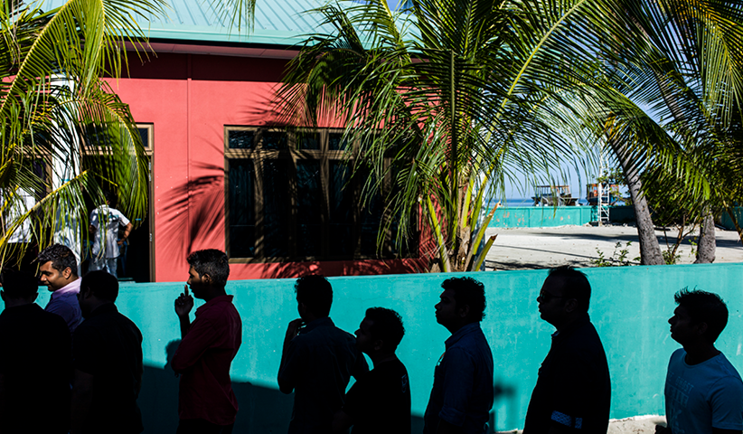 Wähler warten vor einem Wahllokal, um ihre Stimme für die Präsidentschaftswahl 2013 abzugeben