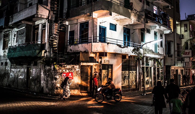 Ein Wohngebiet in Malé. Hier leben viele Menschen auf einer kleinen Fläche, denn die maledivische Hauptstadt gehört zu den am dichtesten besiedelten Orten der Welt
