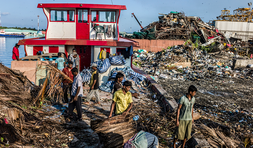 Arbeiter aus Bangladesch entladen und sortieren Müll auf der Insel Thilafushi. 1992 wurde die Insel künstlich als Mülldeponie der Hauptstadt angelegt
