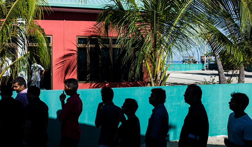 Wähler warten vor einem Wahllokal, um ihre Stimme für die Präsident- schaftswahl 2013 abzugeben