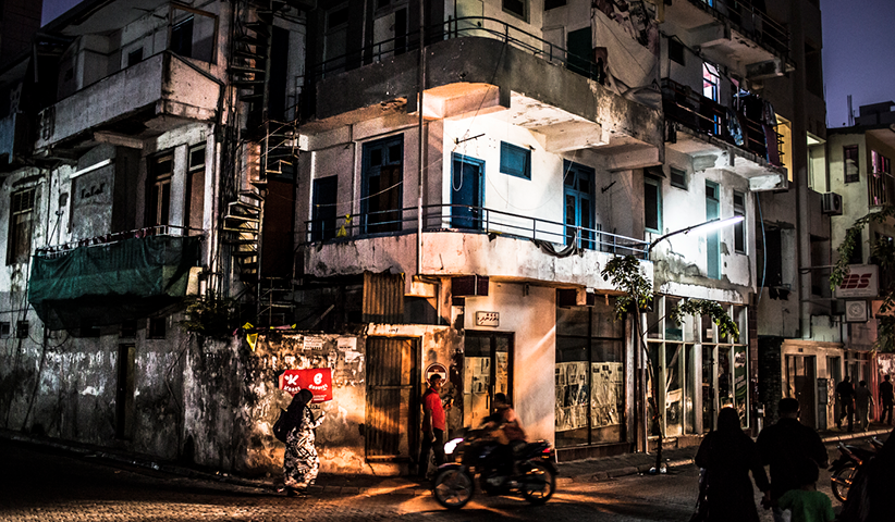 A residential area in Malé. Many people live in a small area: the Maldivian capital is one of the most densely populated places in the world.